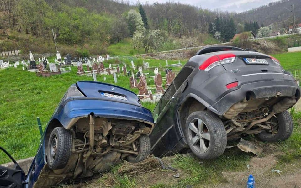 Bijelo Polje: Dva vozila nakon udesa završila u kanalu, vatrogasci izvlačili lice bez svijesti