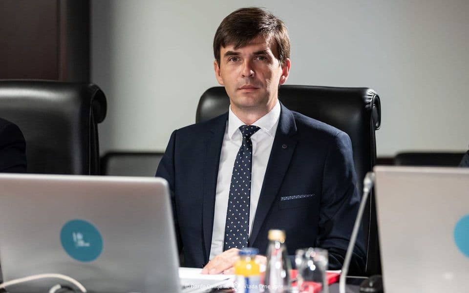 Modna autentičnost Mirsada Azemovića kroz dezene manjih geometrija