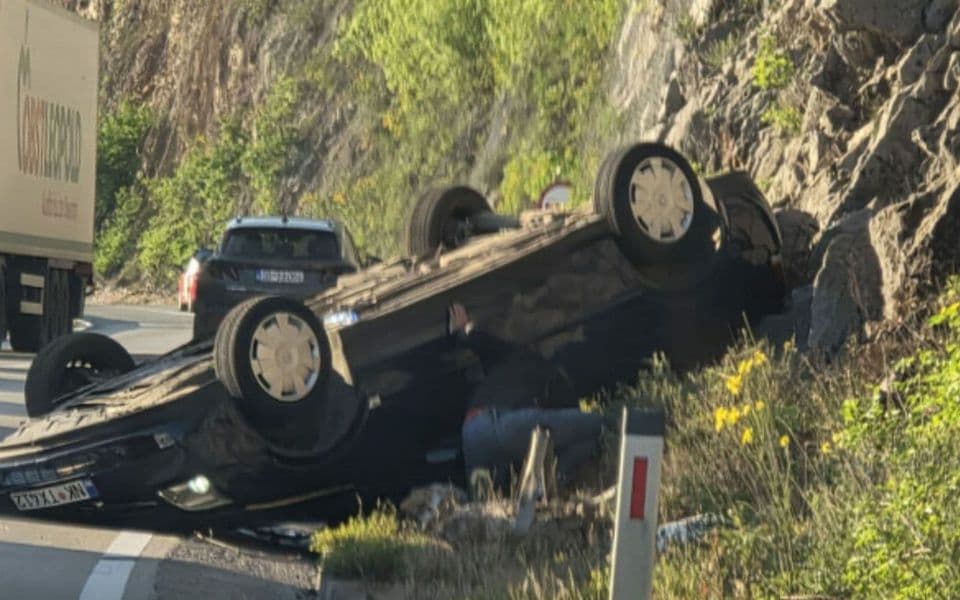 Drenoštica: Vozilo se prevrnulo na krov, nema povrijeđenih