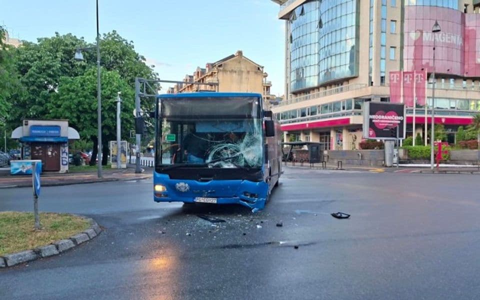 Sudar gradskog autobusa i automobila na Bulevaru u Podgorici