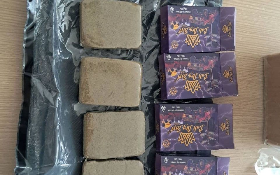 U poštanskoj pošiljci pronađeno pola kilograma hašiša, uhapšen mladić