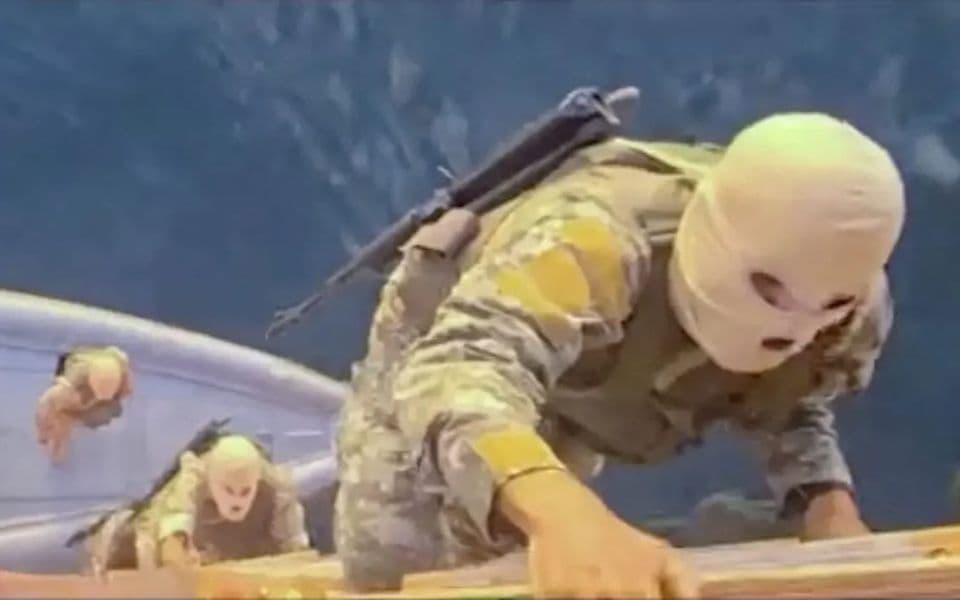 Prijetnje potapanjem, duge cijevi i neizvjesnost: Šta se dešava sa otetim brodom na kojem su pomorci iz Crne Gore