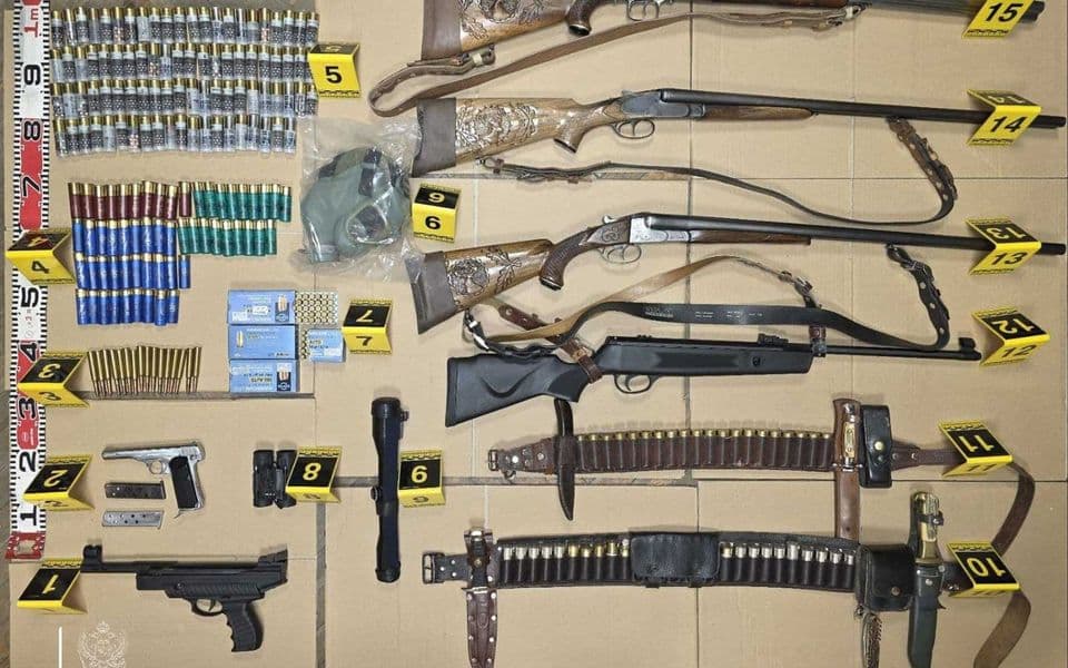 Bijelo Polje: Pucao prema djevojčicama, zaplijenili mu arsenal oružja i municije