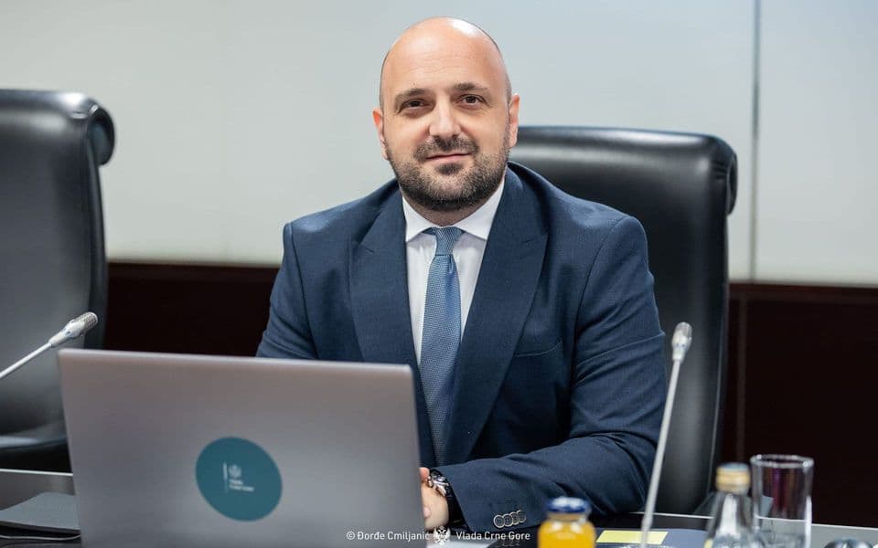 Kvalitet materijala kao kodeks poslovnog oblačenja Bojana Božovića