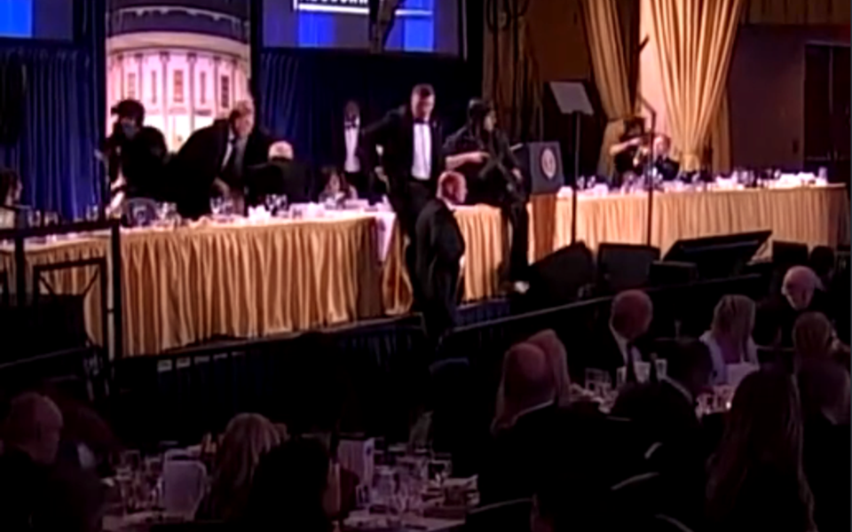 (FOTO/VIDEO) Pucnjava u Vašingtonu: Trampa sklonilo obezbeđenje, Melanija se sakrila ispod stola