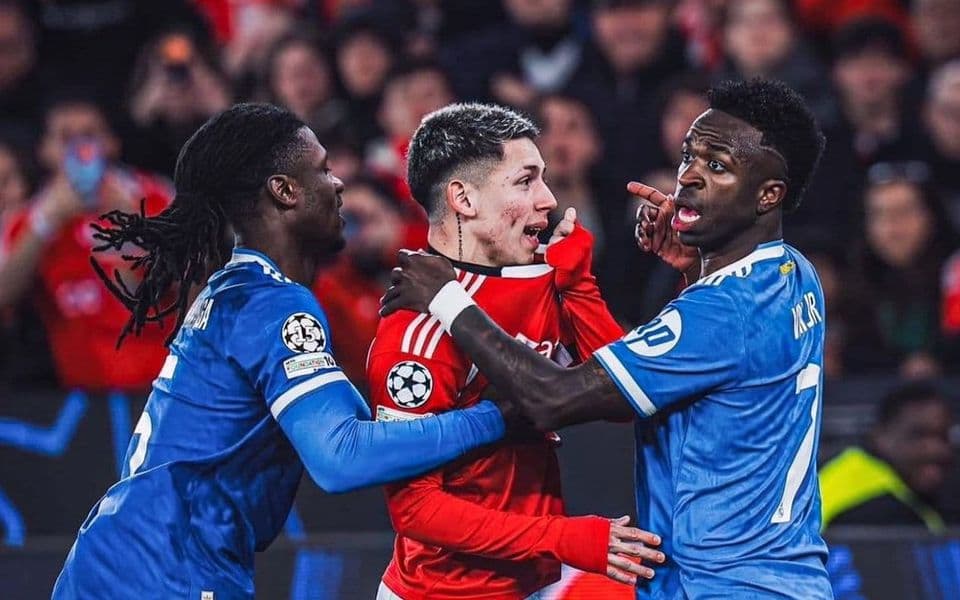 Fudbaleri koji budu pokrivali usta tokom verbalnog sukoba s protivnikom mogu dobiti crveni karton