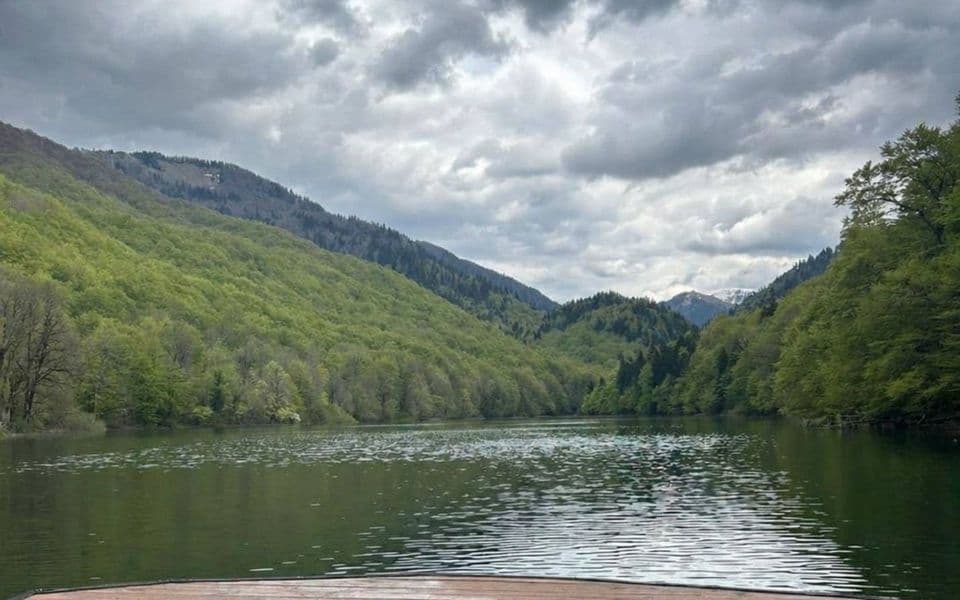 Danas svježije s kišom, popodne razvedravanje