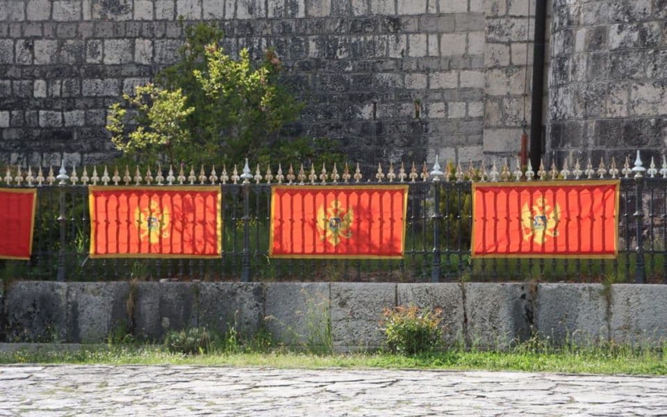 (FOTO) Zamijenjene zastave na ogradi Cetinjskog manastira