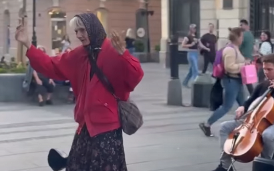 Njeno bogatstvo je njena duša: Vesna Pećanac u Knez Mihailovoj pleše uz muziku uličnih svirača