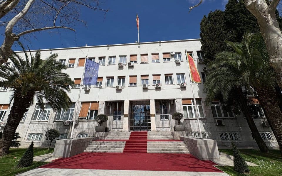 Na „spisku želja“ doživotne plate, bespovratni krediti, referendum o državnim simbolima
