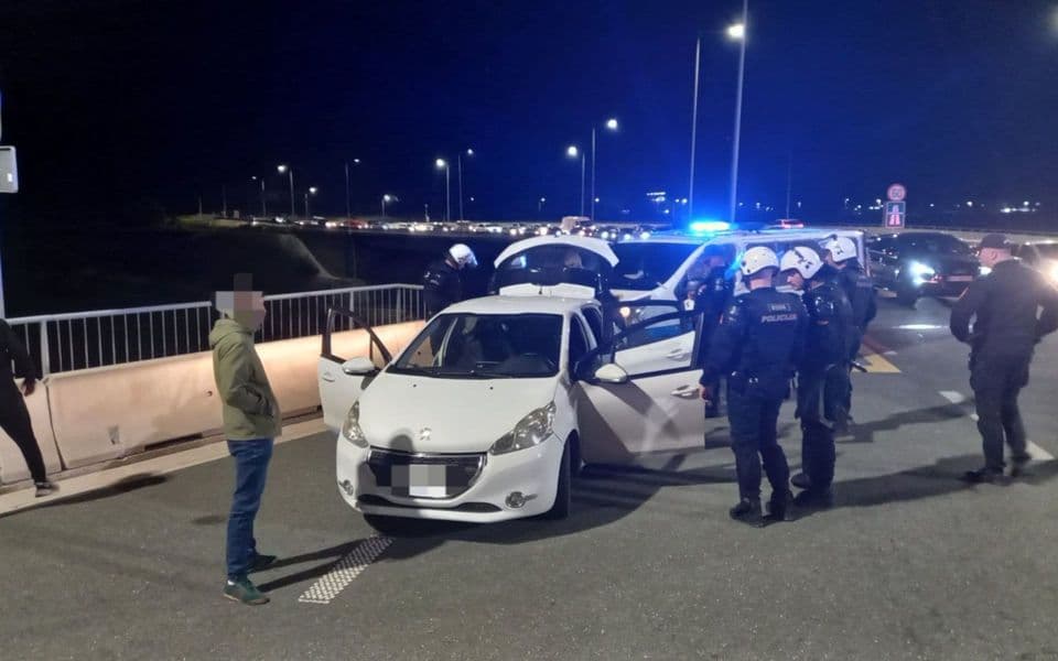 „Varvari“ sa sjevera vraćeni za Podgoricu: Policija im oduzela metalne palice, nož...