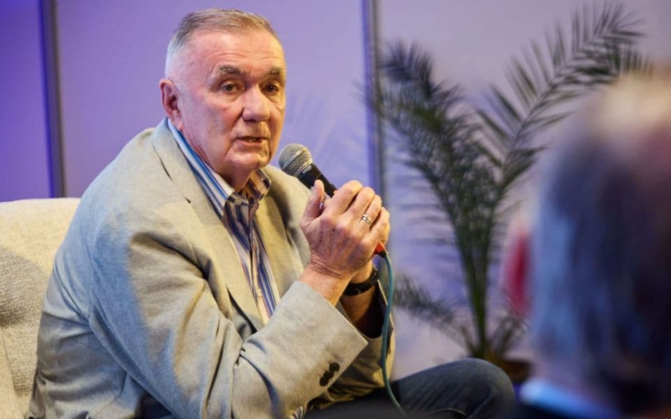 Onaj ko misli da može da živi od pisanja, on sigurno nije normalan