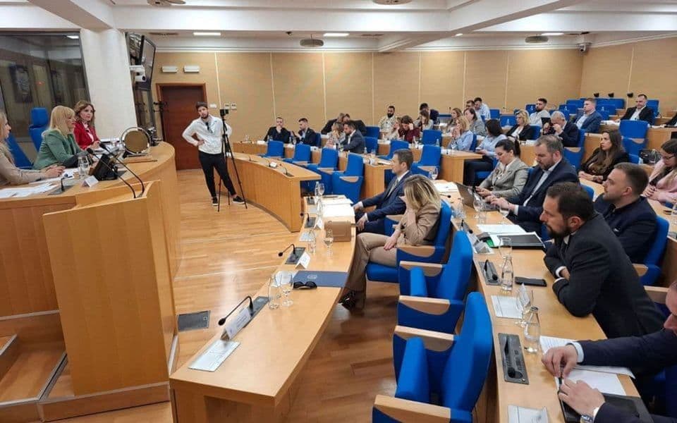 Opozicija traži hitnu sjednicu, Mujović najavljuje da će biti sazvana u roku