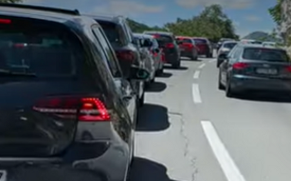 Dvije saobraćajne nezgode i jedna tuča