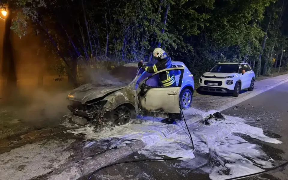 Tokom noći na Cetinju zapaljena dva automobila