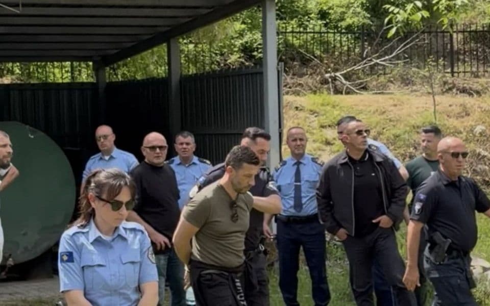 Tanjug: Šest mladića iz Crne Gore privedeno kod Prizena jer su razvili zastavu Srbije