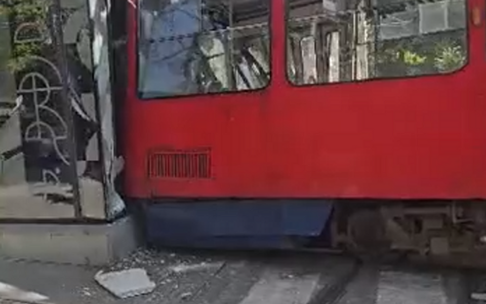 (VIDEO) Tramvaj iskočio iz šina na Dorćolu i udario u zgradu