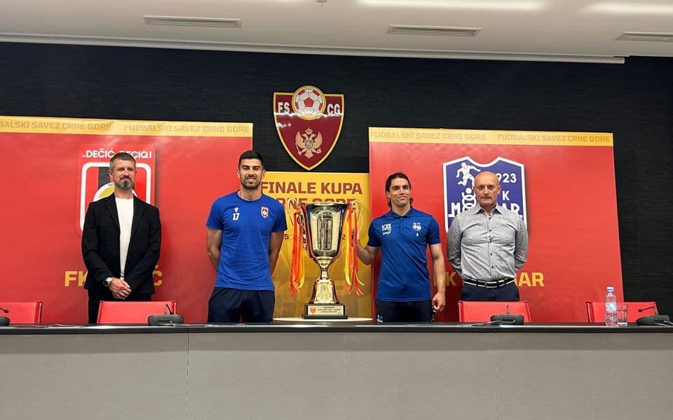 Sa obje strane stavljena ruka na trofej Kupa