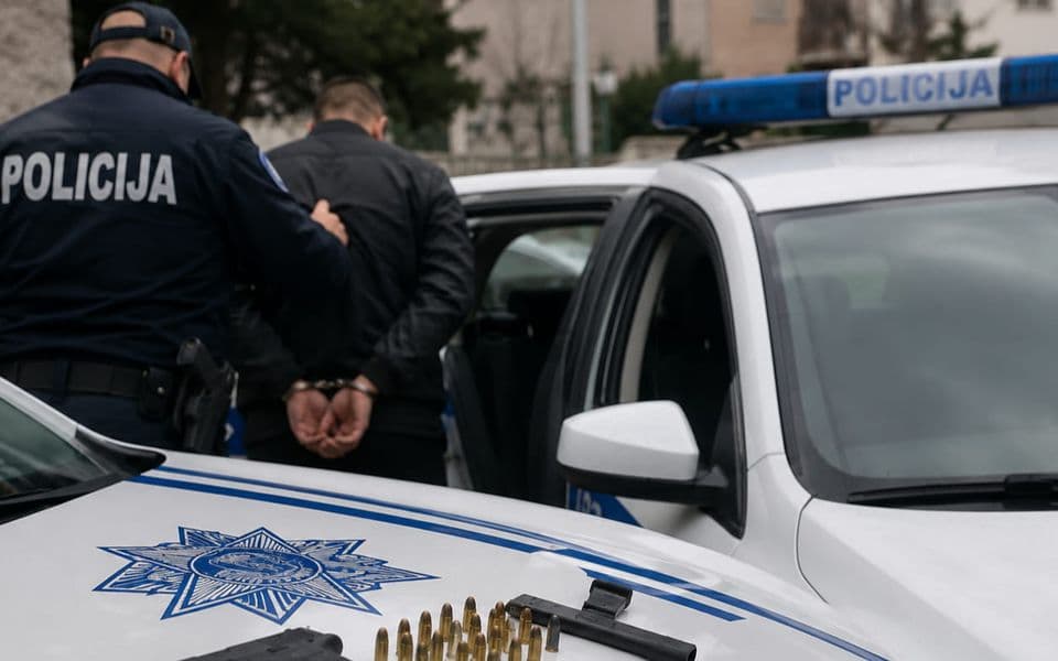 Ulcinj: Uhapšen muškarac nakon prijetnji supruzi i djeci, policija u stanu pronašla municiju