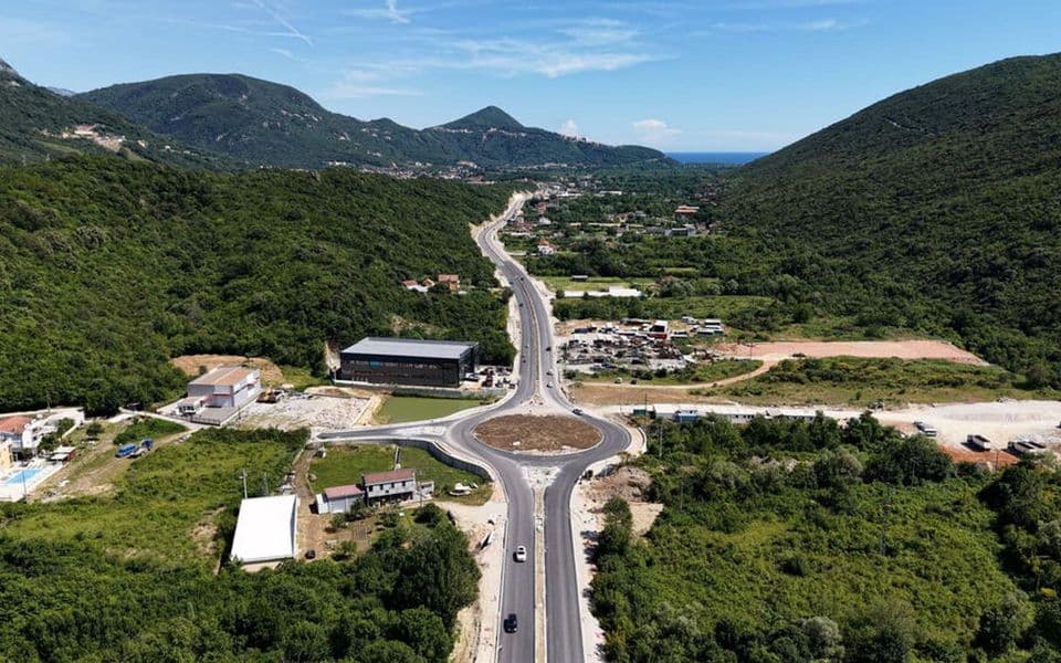 (FOTO/VIDEO)  Pogledajte kako izgleda Bulevar Tivat-Jaz iz drona