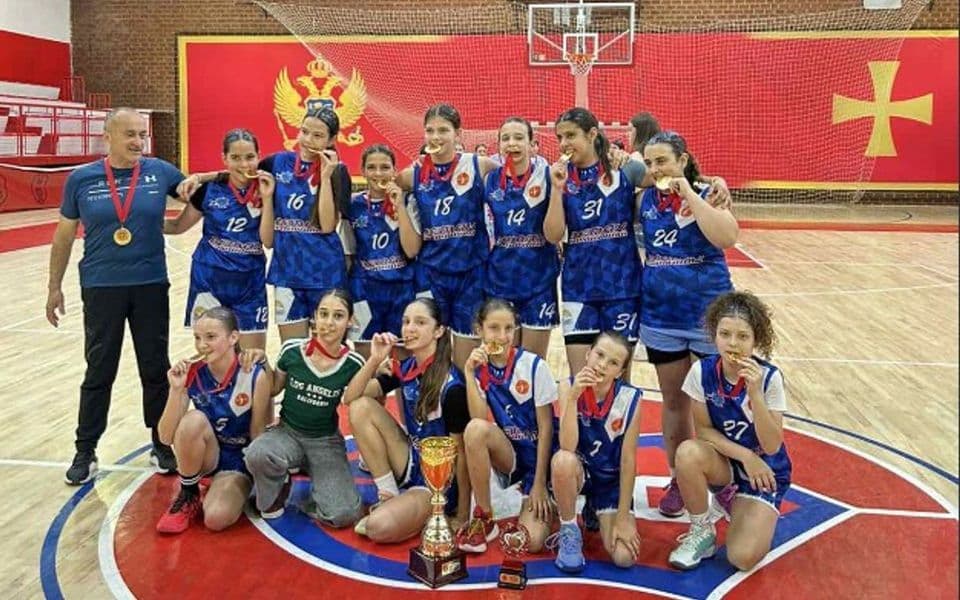 Mlađe pionirke Budućnost Bemaksa šampionke države