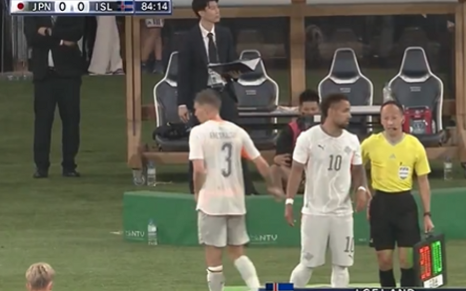 (VIDEO) FIFA upotrijebila novo pravilo za odugovlačenje igre na meču Islanda i Japana
