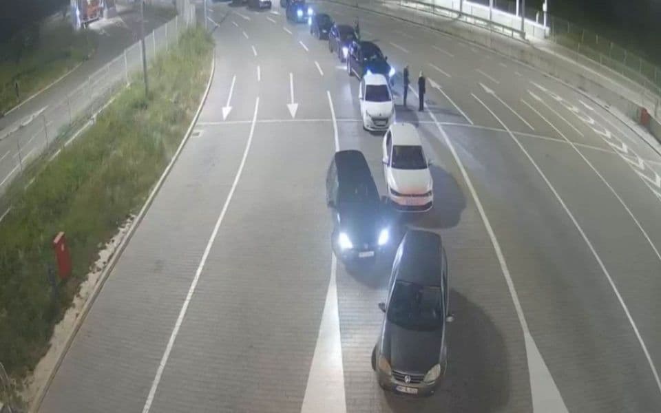 Na graničnom prelazu Gostun granična policija Srbije još ne dozvoljava ulazak crnogorskih državljana, na Jabuci i Špiljanima otežan ulaz nakon dugih kontrola