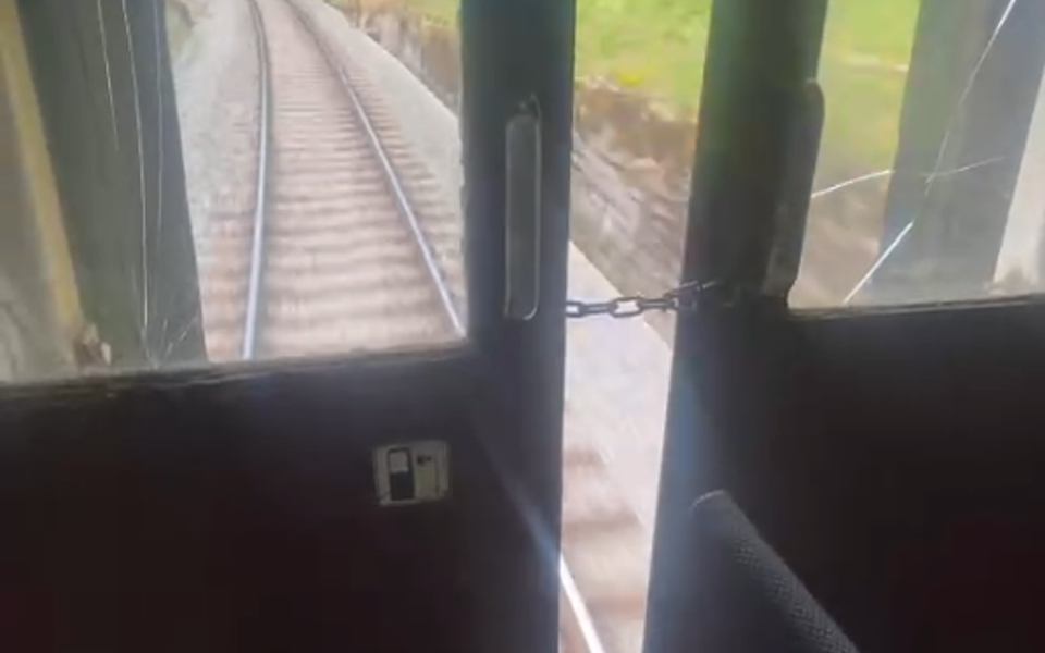 (VIDEO) Vrata zadnjeg vagona voza ka Kolašinu visila na lanc