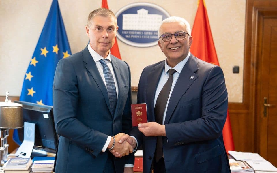 Predsjednik BSCG dobio crnogorski pasoš, čestitao 
