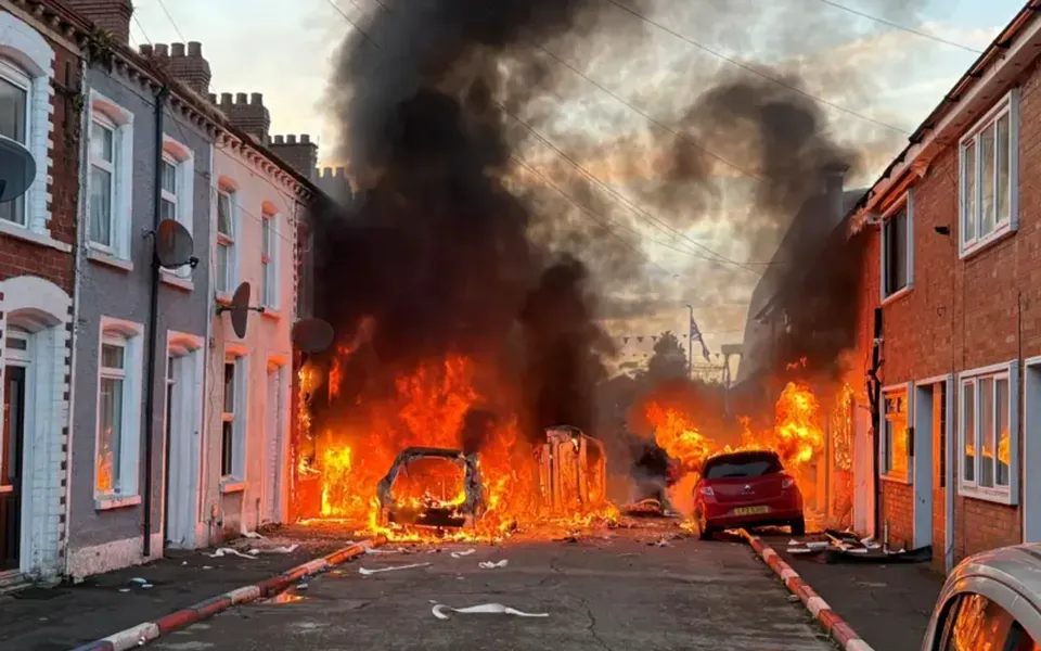 Protesti u Belfastu prerasli u ogromne nerede