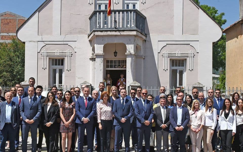 Šćekić 2019. godine govorio ispred kuće Gavra Vukovića sa državnom zastavom, danas tvrdi da je uklanjanje trobojke udar na Crnu Goru