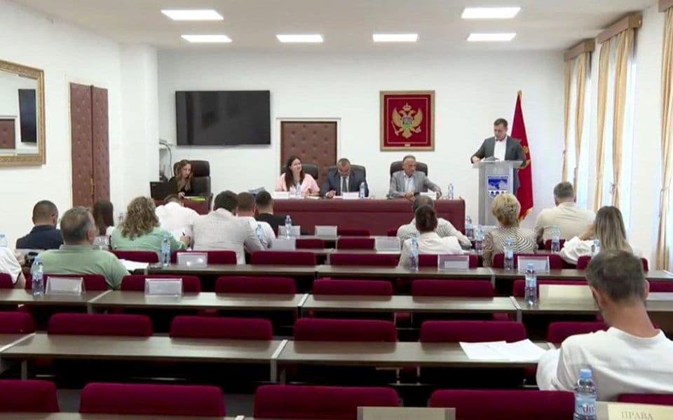 Muškarcima fotelje i strateška moć, ženama zdravstvo i prosvjeta