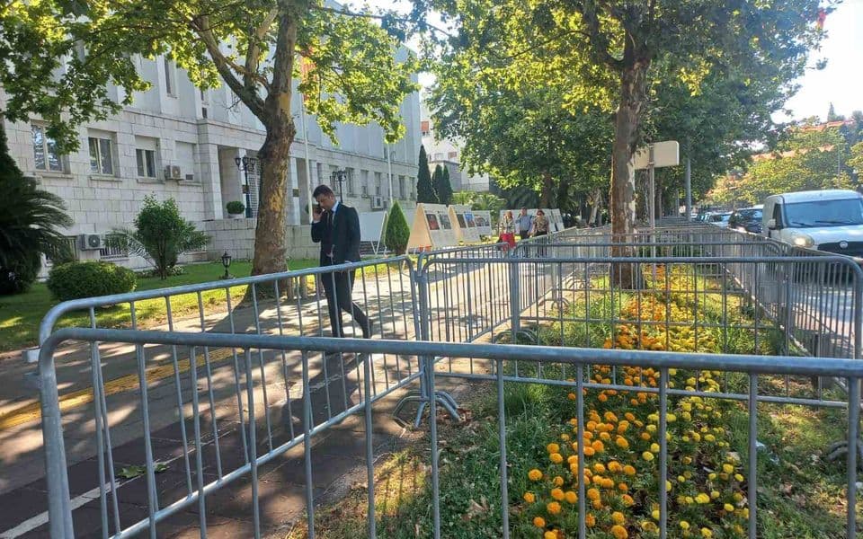 Zaštita koja udaljava institucije od građana