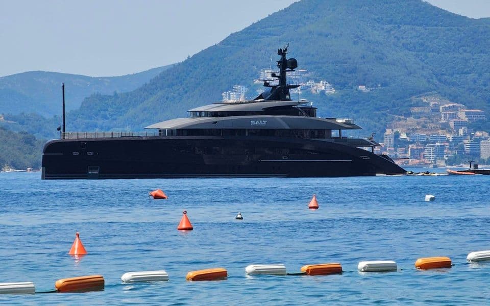 Povratak glamura na Jadran: Superjahta "SALT" usidrila se pred Svetim Stefanom uoči ponovnog otvaranja legendarnog grada-hotela