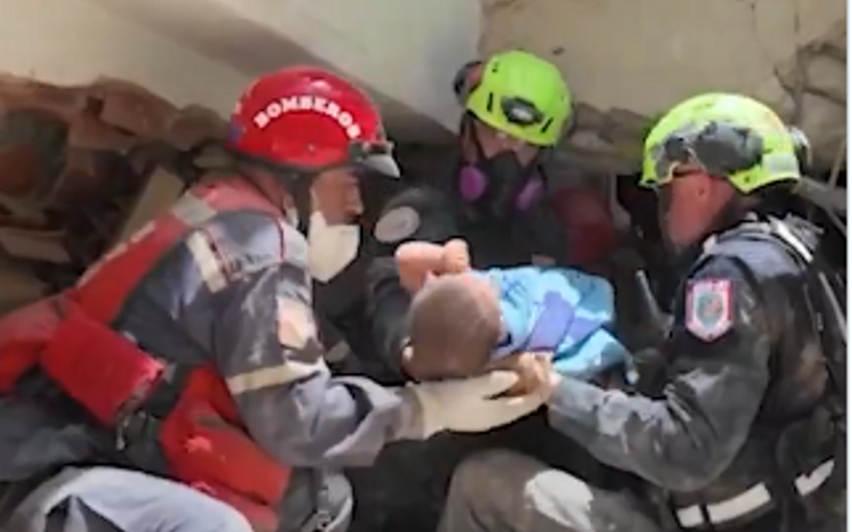(VIDEO) Otac i sin, te majka i beba spašeni iz ruševina u Venecueli