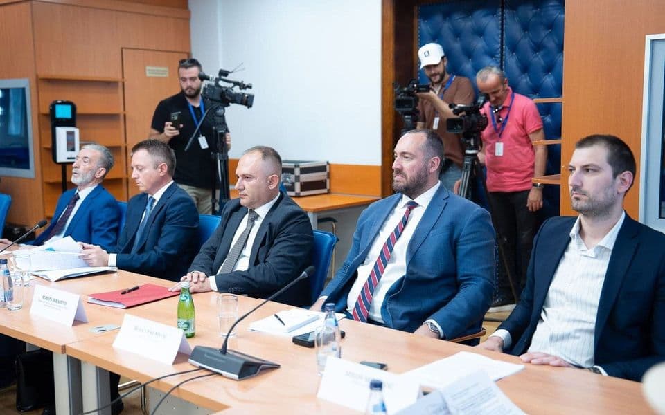 Država ne treba kaiš da steže penzionerima, već tamo gdje se rasipa