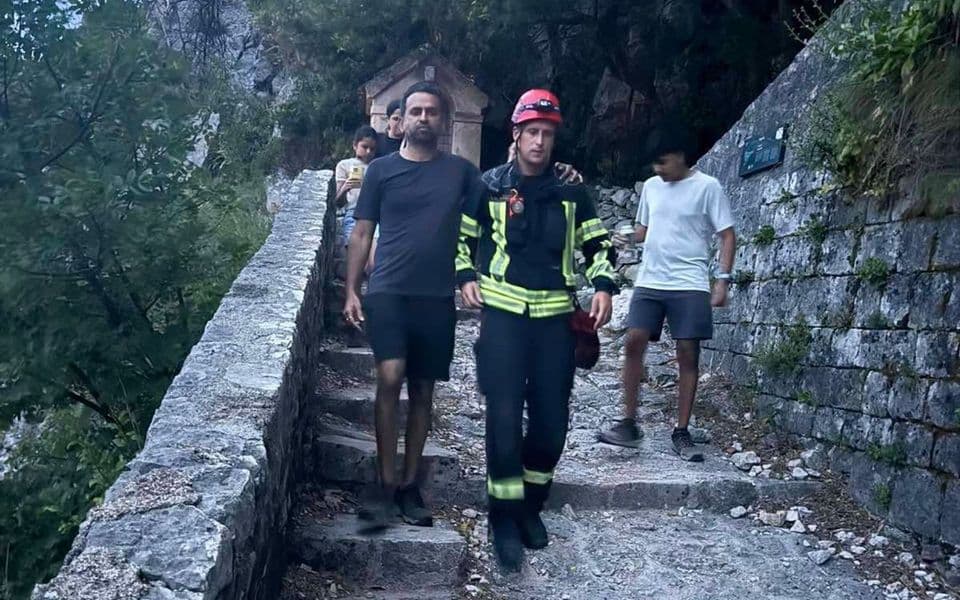 Kotorskim vatrogascima javljeno da Indijac pada u stanje šoka, na kraju zatečen sa ogrebotinama šake