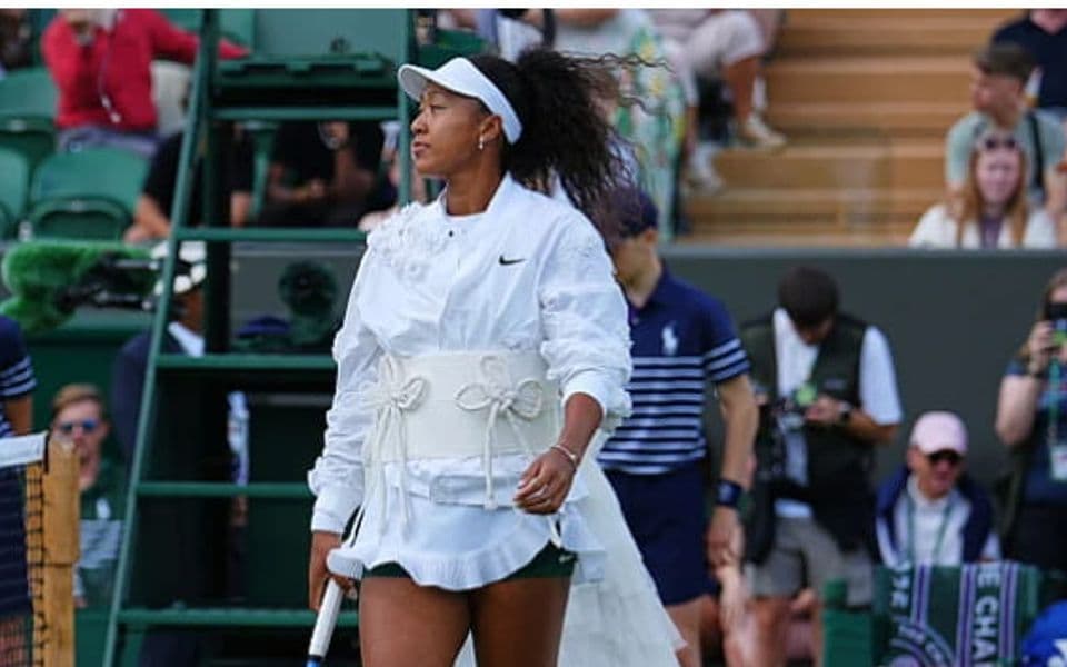 (VIDEO) Naomi Osaka privukla sve poglede na Wimbledonu: Bijela odjevna kombinacija zasjenila početak drugog kola
