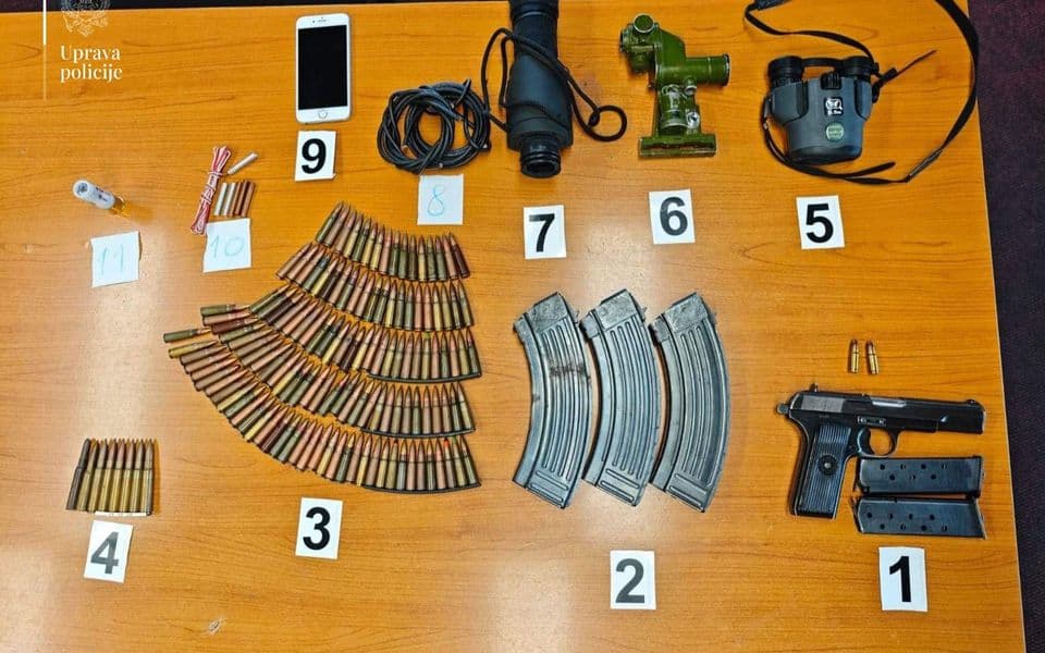 Kod Beranca pronađene elektro-udarne detonatorske kapisle, detonirajuća štapini i drugo naoružanje