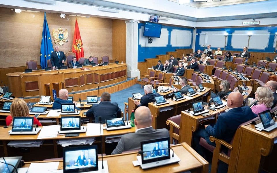 DPS podršku uslovljava platformom, a DNP srpskim jezikom