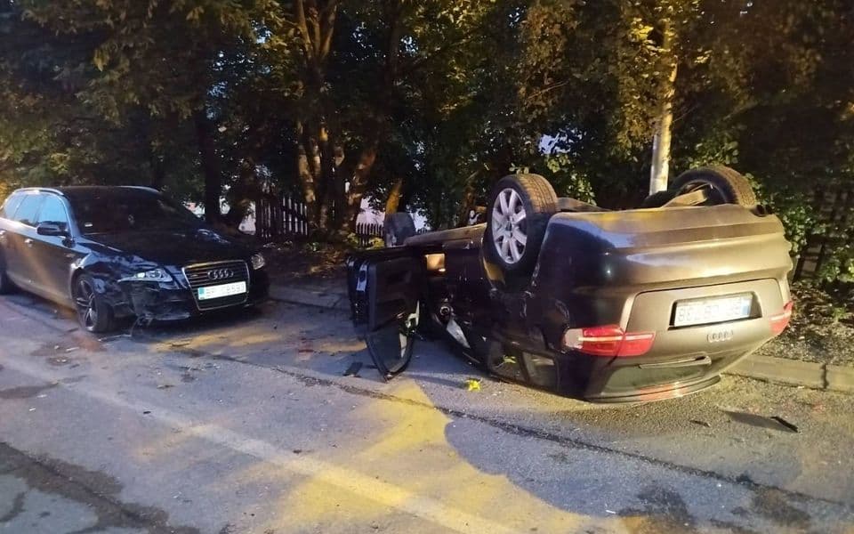 Dva auta preticala na punoj liniji pa jedno završilo na krovu, povrijeđena žena