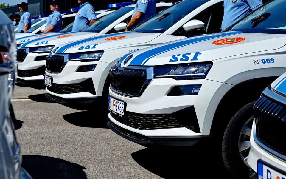 FOTO/VIDEO: Vozni park Sektora granične policije bogatiji za 23 nova službena vozila