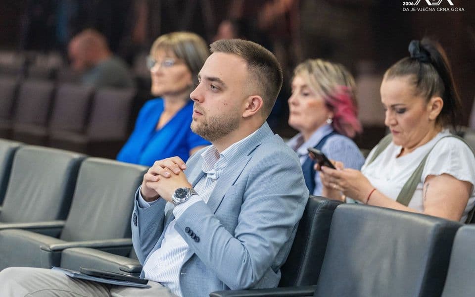 Paunović Periću: Podnesite ostavku ako se ježite botova, izabrala vas je partija Aca Mijajlovića, rodonačelnica bratstva Botova