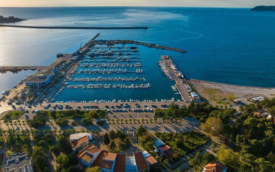 Tvrde da zabranom skladištenja cigareta u Luci Bar nije ugrožena sloboda preduzetništva