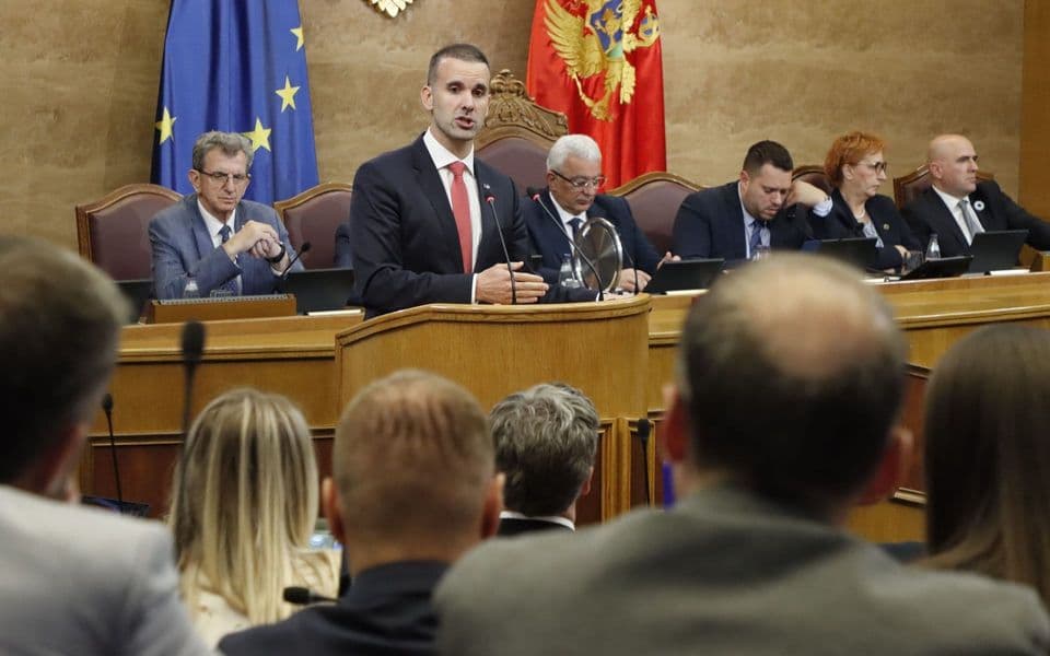 Spajić Abazoviću: Imali ste neformalni dogovor sa drugom stranom da se otvori Sveti Stefan