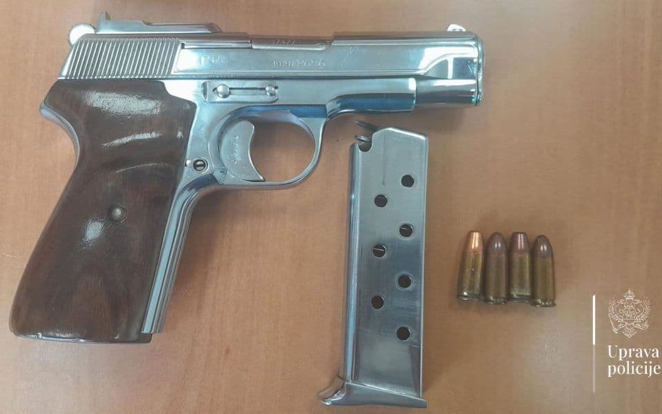 Uhapšen Cetinjanin, nakon fizičkog napada prijetio sjekirom, oduzet mu i pištolj
