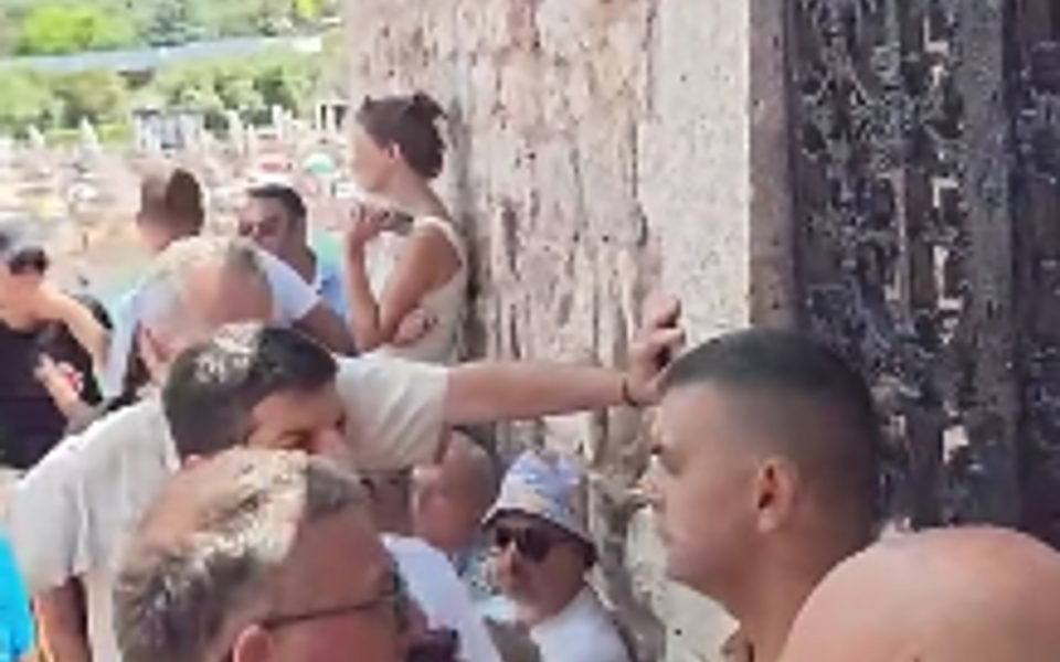 SKANDALOZNO: Blokirana kapija Svetog Stefana, gosti zarobljeni na ostrvu, ne mogu ni do plaža, policija pasivna