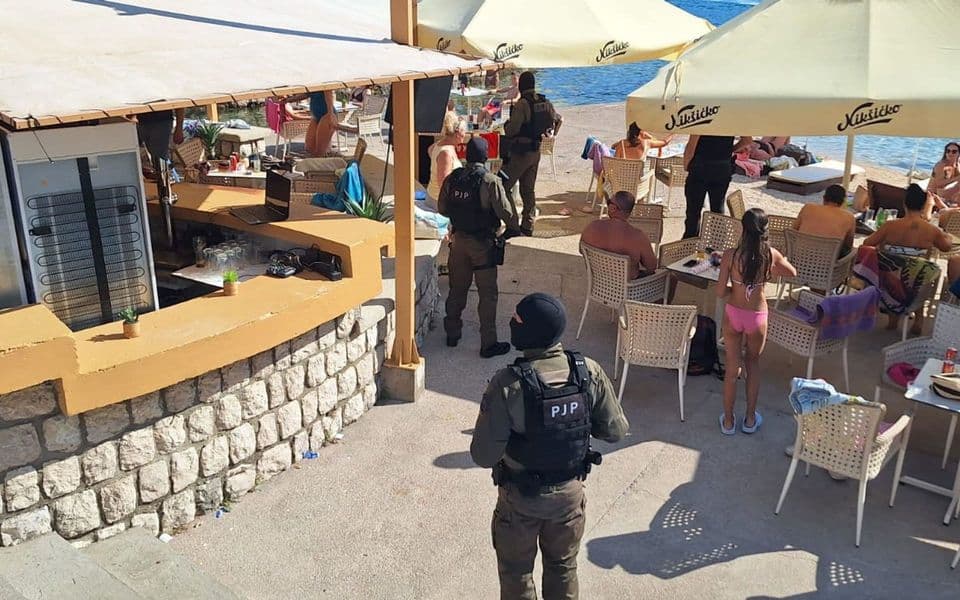 Racije na crnogorskom primorju: Kontrolisano 730 osoba, među njima i OIL, kažnjeni zakupci plaža i barova
