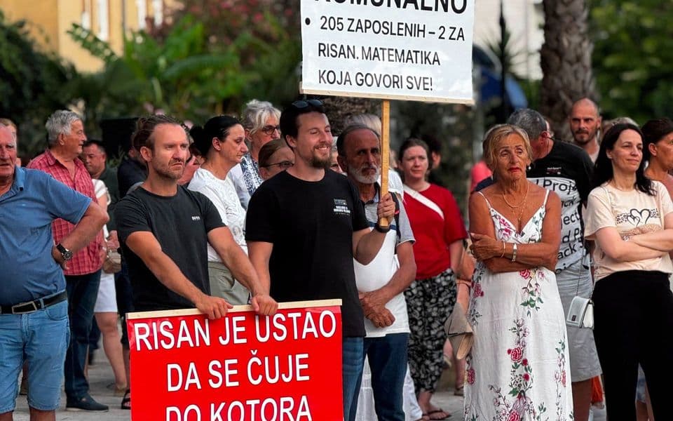 (VIDEO) U Risnu održan protest: Slana voda prelila čašu