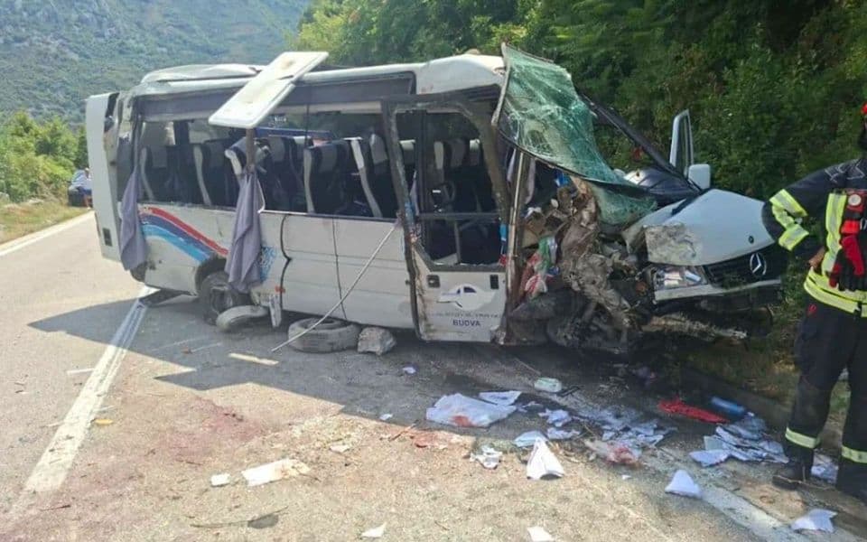 Dječak povrijeđen u nesreći u Risnu i dalje kritično, ostali će biti transportovani u Niš